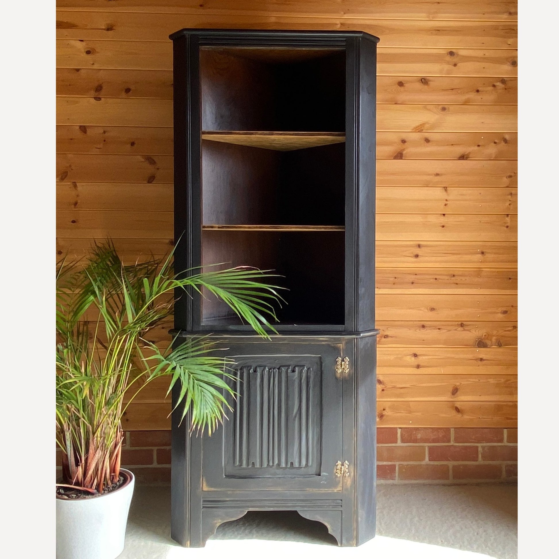 beautiful oak corner display cabinet with shelves to the top section & a cupboard in the bottom section. Made from solid Oak and is from furniture maker Remploy who were very popular during the 70s and 80s.