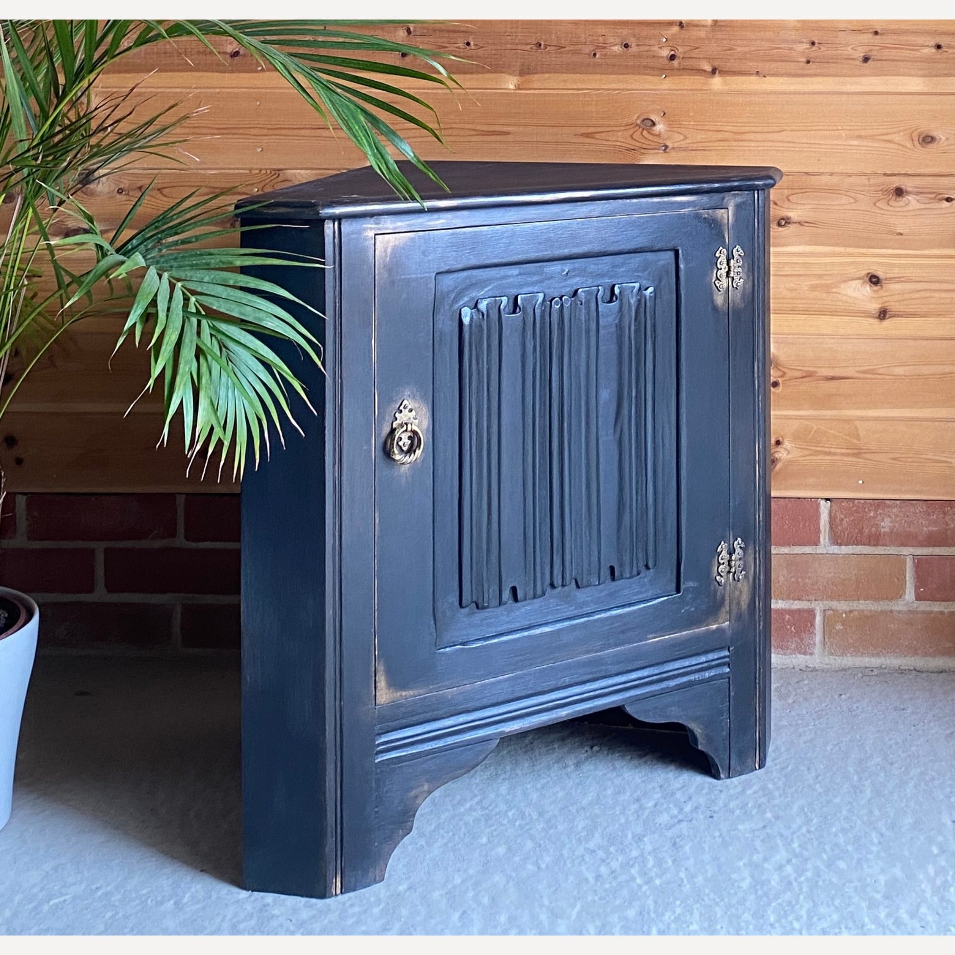 beautiful oak corner display cabinet with shelves to the top section & a cupboard in the bottom section. Made from solid Oak and is from furniture maker Remploy who were very popular during the 70s and 80s.